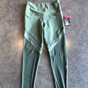 (NWT) Onzie Chrome legging sage